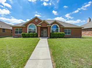 208 Red Wolf Ln, Red Oak, TX 75154