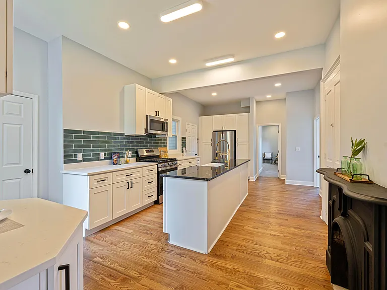 150 N Oak St — Photo 8