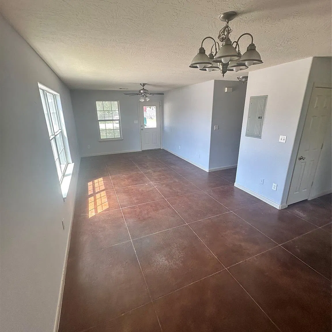 3 bed, 1.0 bath, 1200 sqft, $1,250 — Photo 3