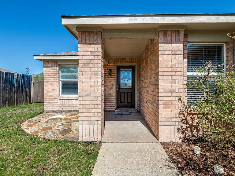 312 Stanford Dr — Photo 2