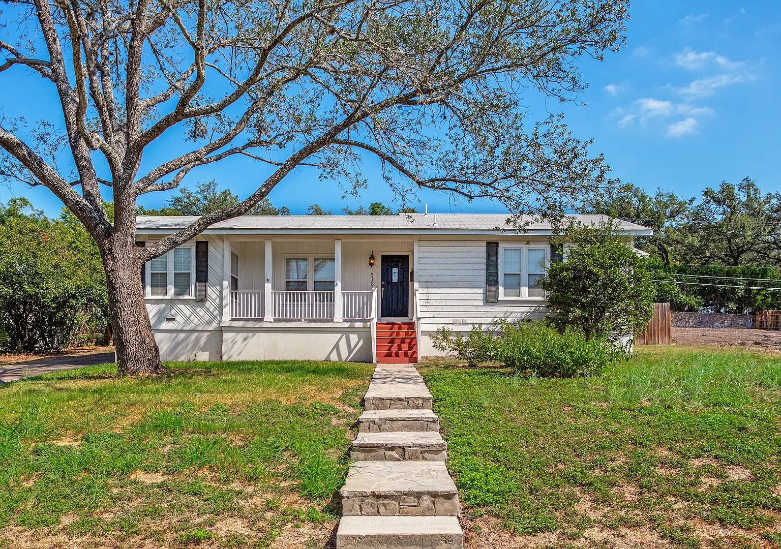 Beautiful 2-Bedroom Terrell Hills Cottage — Photo 1
