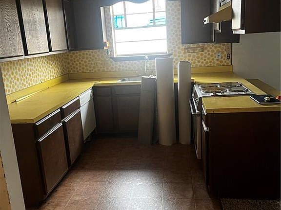 3rd image of 3135 Mary Dr