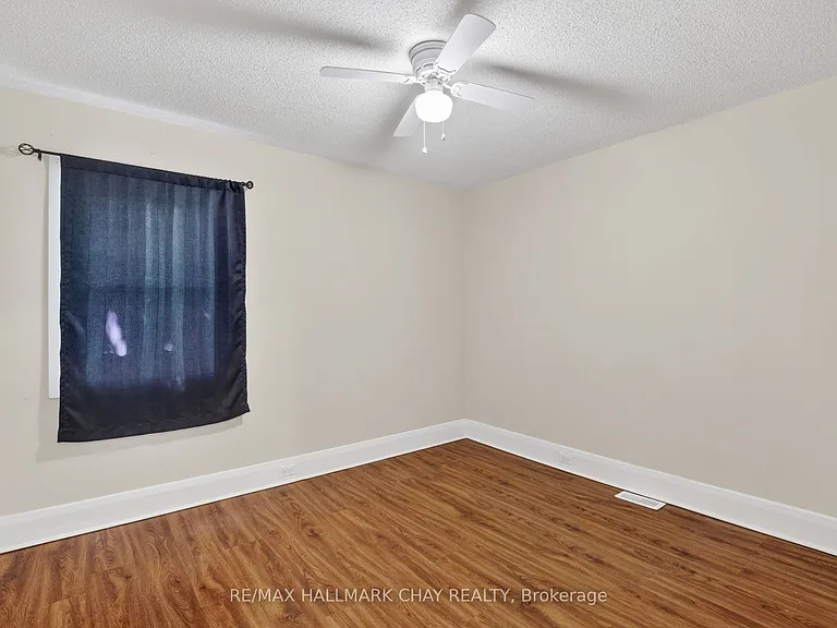 30 Penetang St — Photo 12