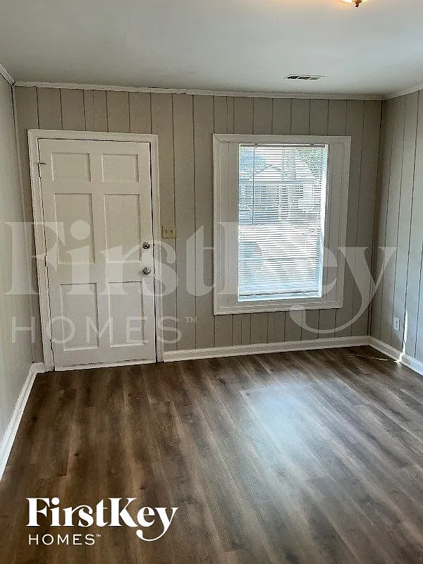 3 bed, 1.0 bath, 1206 sqft, $2,260 — Photo 2