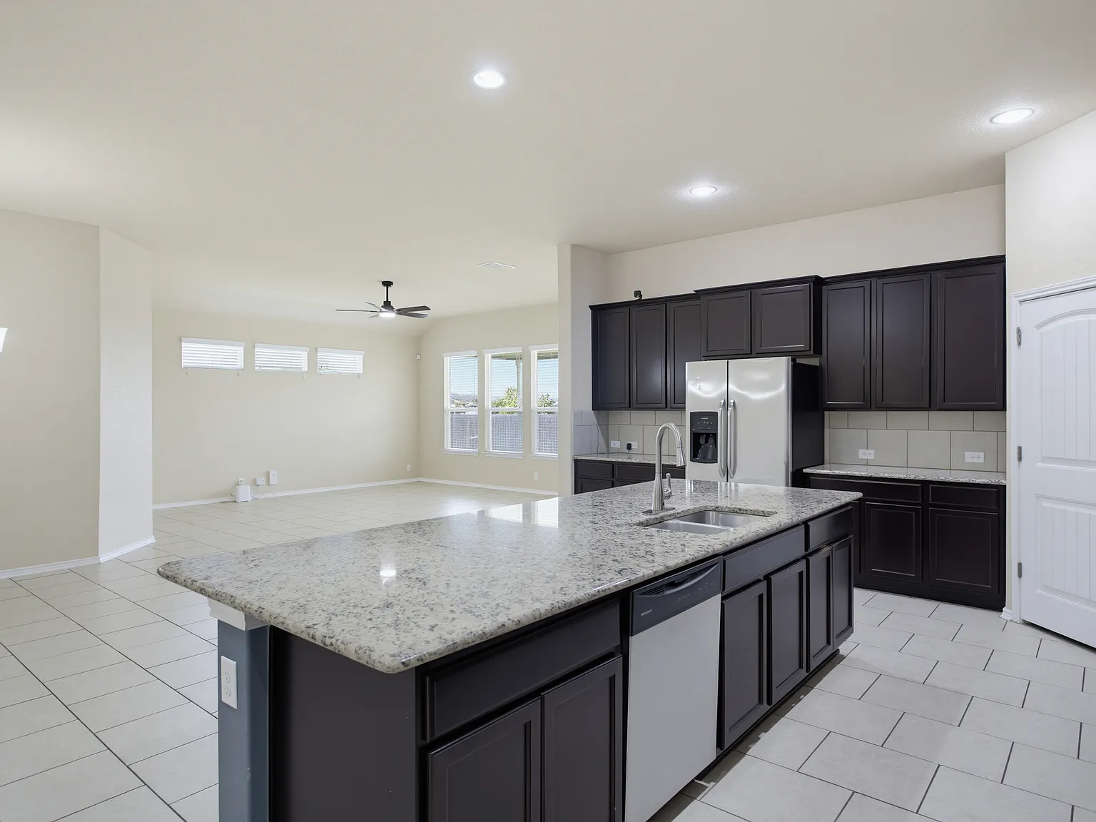 5 bed, 2.5 bath, 2775 sqft, $2,450 — Photo 4
