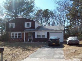 16 Hallowell Ln, Coram, NY 11727