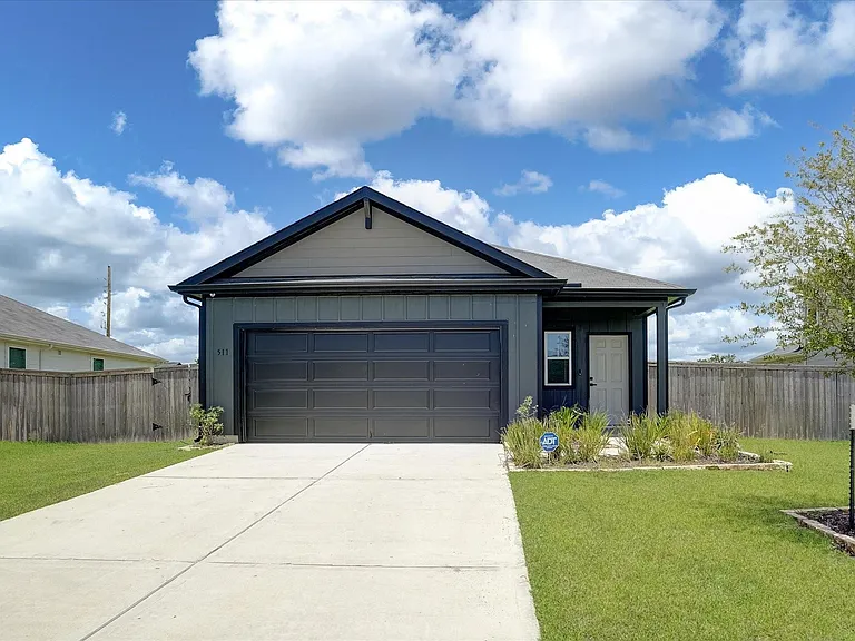 511 Louis Ln — Photo 1