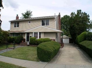 9 Holyoke Rd, Hicksville, NY 11801
