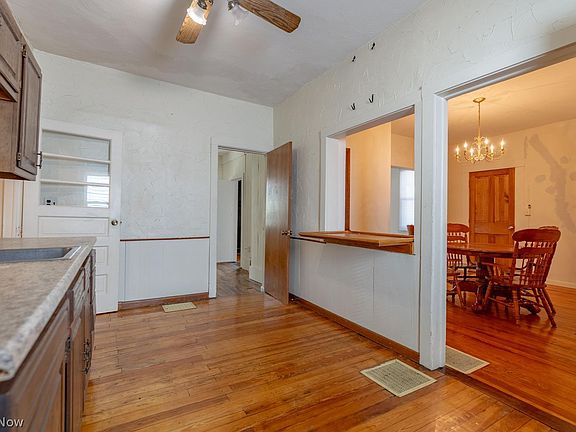 5th image of 300 Market St NE