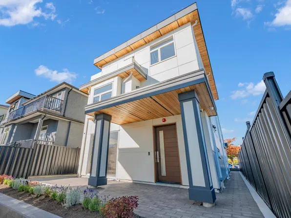 3034 E 5th Ave #2, Vancouver, BC V5M 1N8
