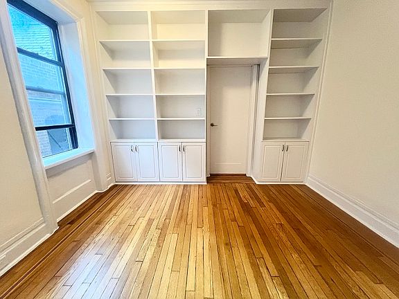 2nd image of 119 Washington Pl APT 2