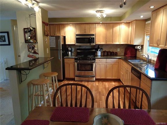 5th image of 20 Leonard Dr