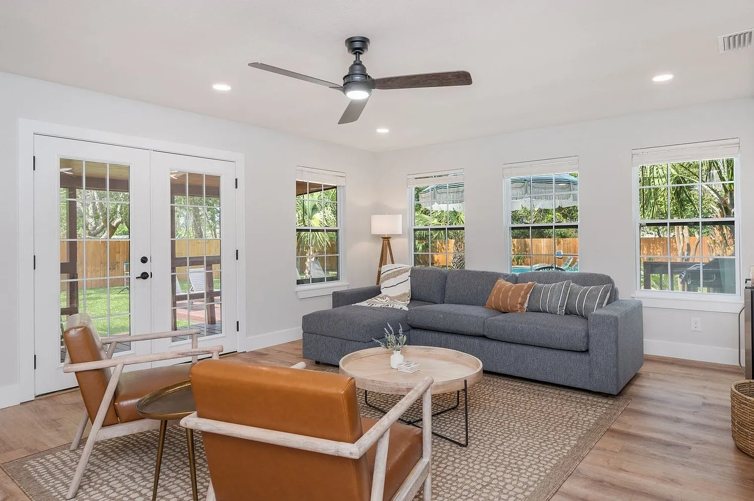 4 bed, 2.0 bath, 16953 sqft, $6,483 — Photo 2