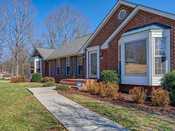 3rd image of 403 Brookledge Dr