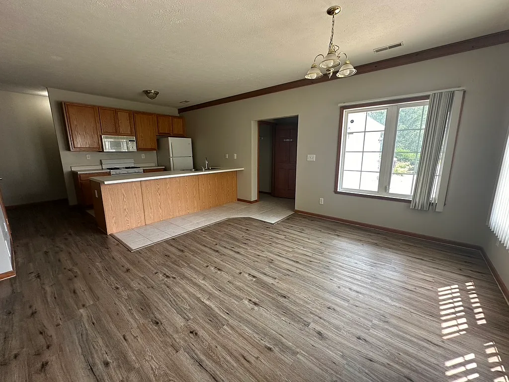 2 bed, 1326 sqft, $1,600 — Photo 3