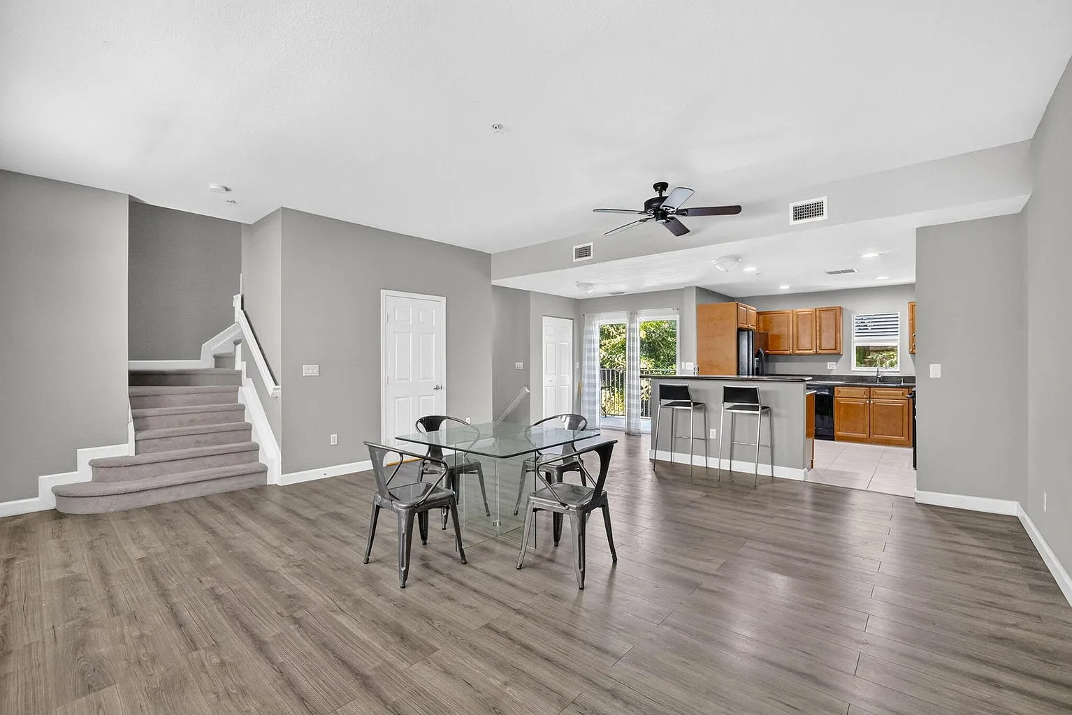 4 bed, 1864 sqft, $3,500 — Photo 2