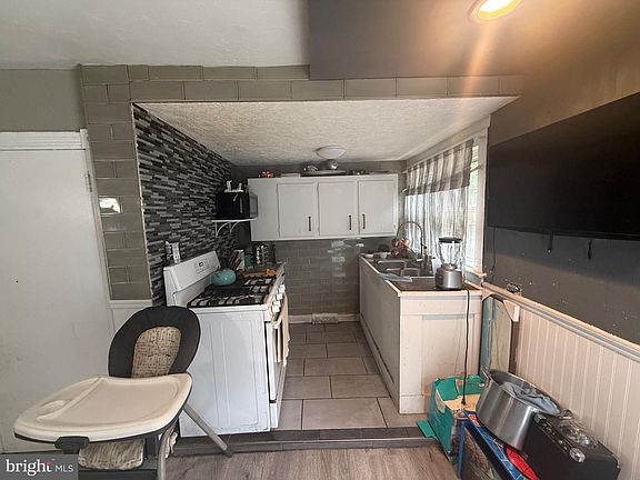 5th image of 160 W Lincoln St