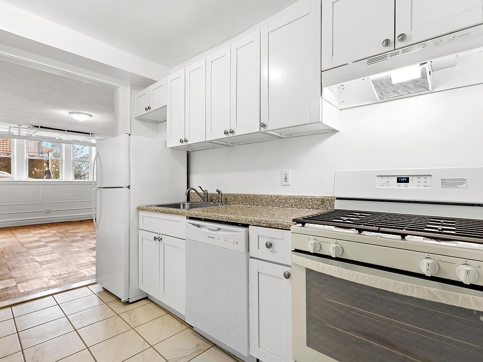 1st image of 10 Roosevelt Pl #1B