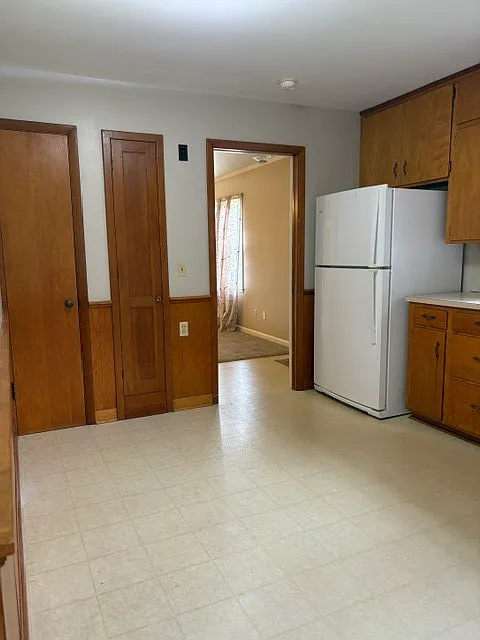 420 E Summit St — Photo 3