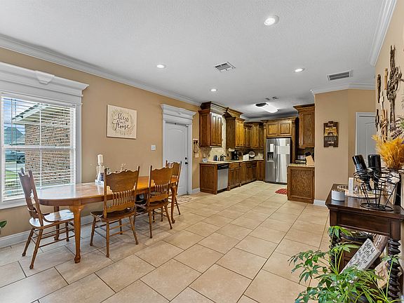 5th image of 104 Maple St