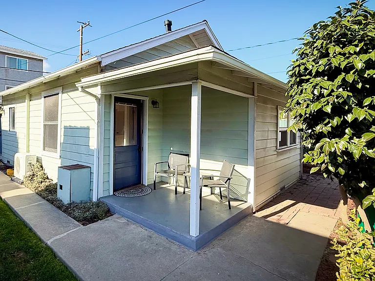 4011 1/2 E 5th St — Photo 2