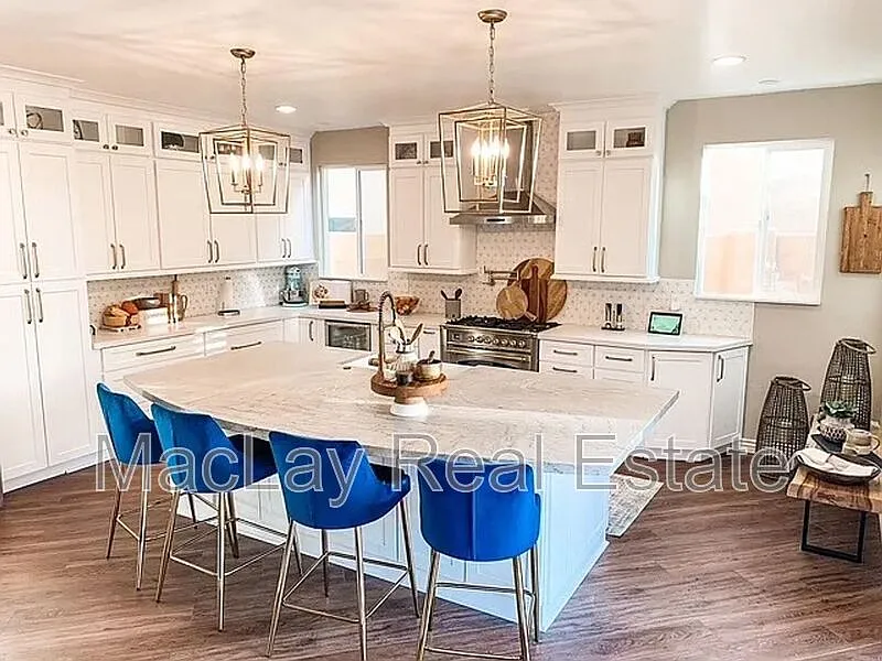 4 bed, 3.0 bath, 2764 sqft, $3,850 — Photo 2