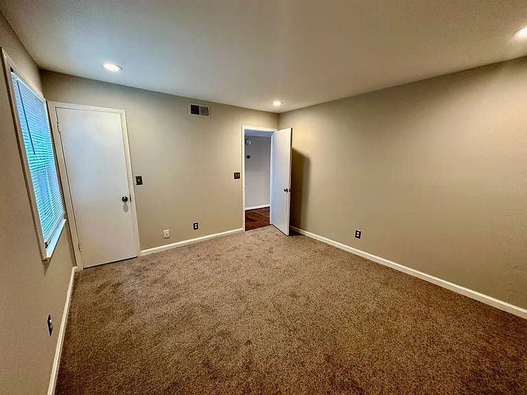 2455 Arlington Cres #1A — Photo 7