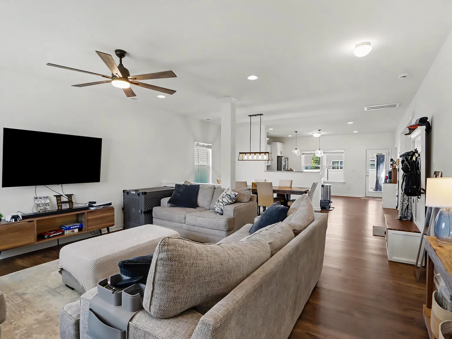 3 bed, 2.5 bath, 2309 sqft, $2,375 — Photo 2