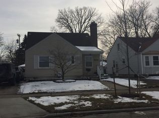 2045 Brys Dr, Grosse Pointe Woods, MI 48236