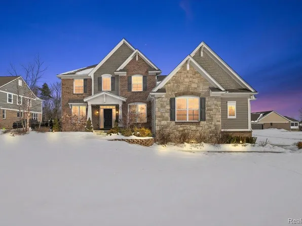 21090 Prestwick Dr, Farmington Hills, MI 48335