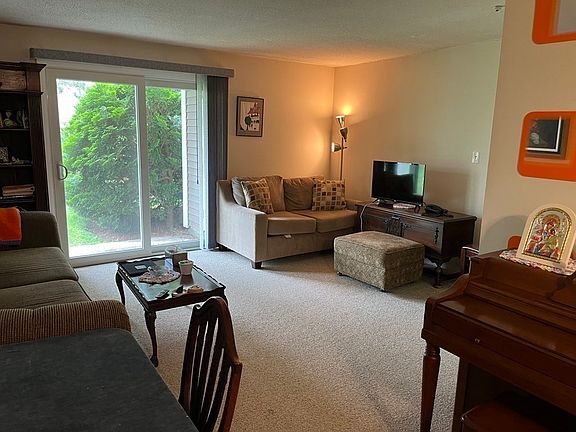 2nd image of 5 Post Oak Ln APT 14