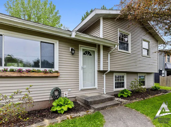 935 Greenwood St, Middleville, MI 49333