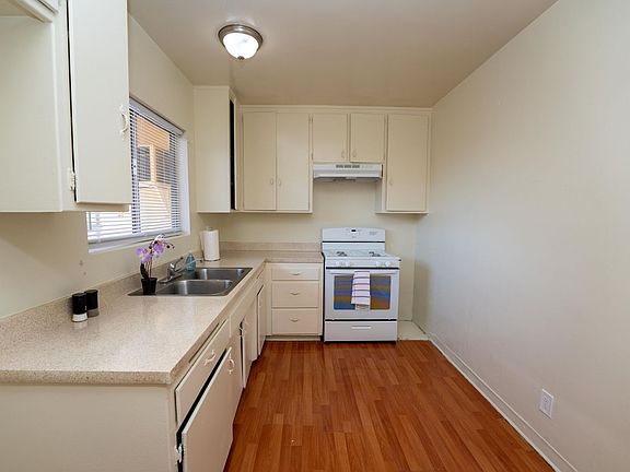 3rd image of 7425 Vineland Ave #7