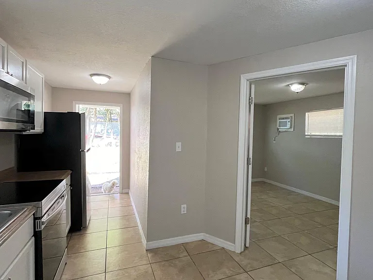 2602 E Yukon St — Photo 3