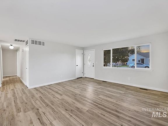4th image of 131 Shoshone Ave