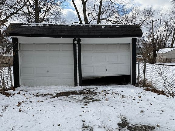 4th image of 17407 Woodbury Ave