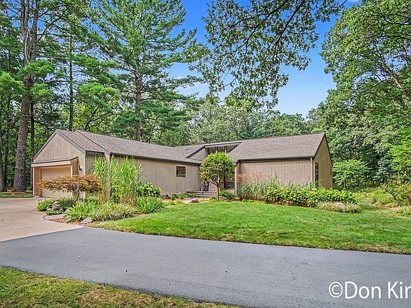 3rd image of 9020 Bailey Dr NE