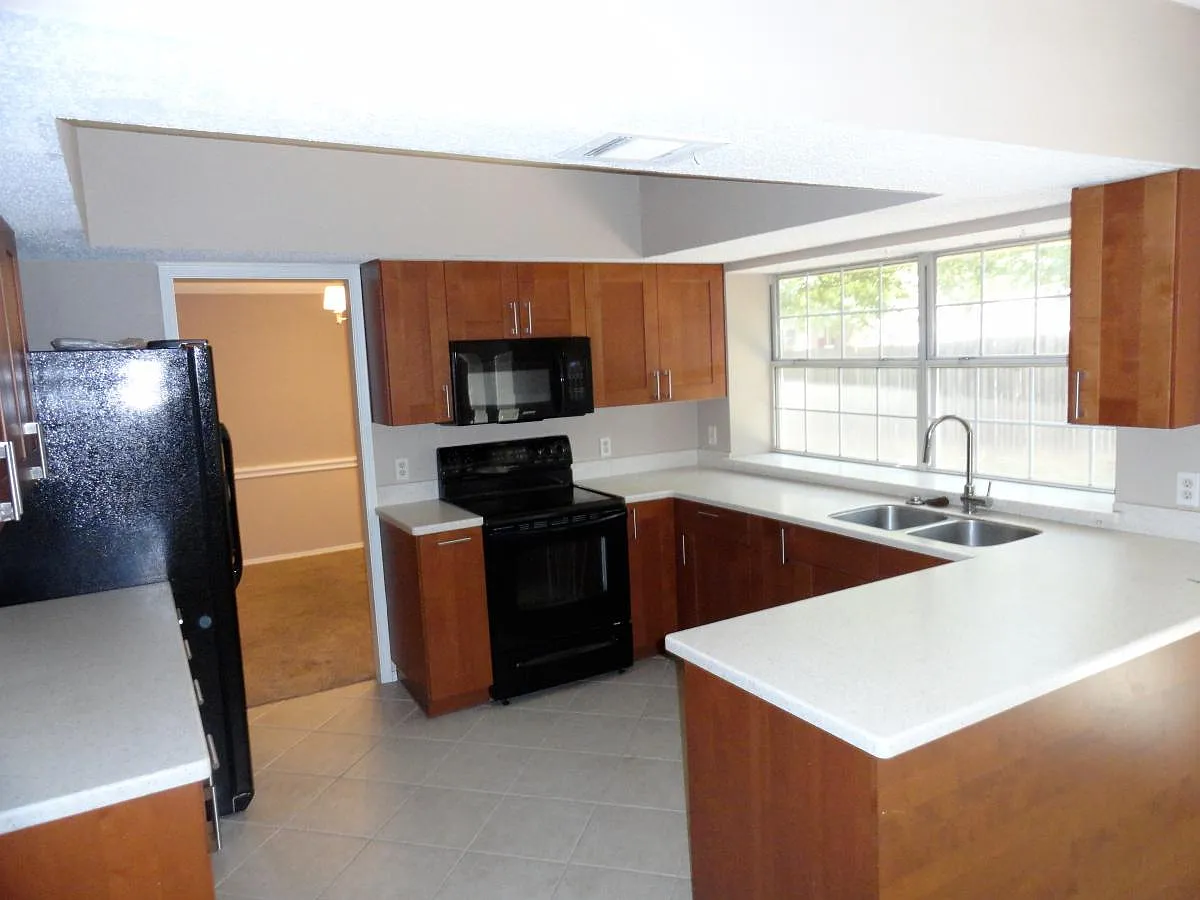 4 bed, 2.5 bath, 2525 sqft, $3,400 — Photo 2