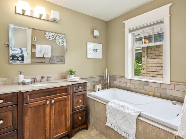 528 Malden Avenue E #B, Seattle, WA 98112