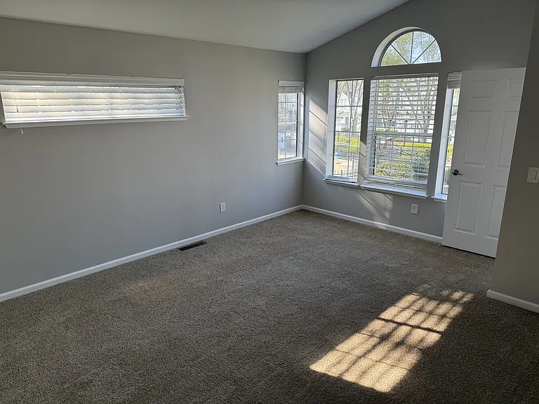 558 Torrey Pine Ln — Photo 11