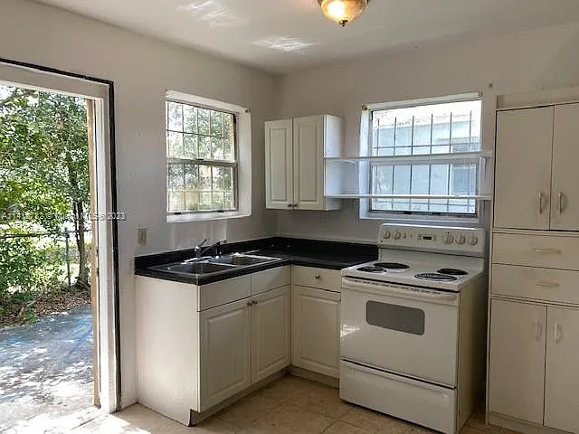 2012 NW 42nd St #R — Photo 7