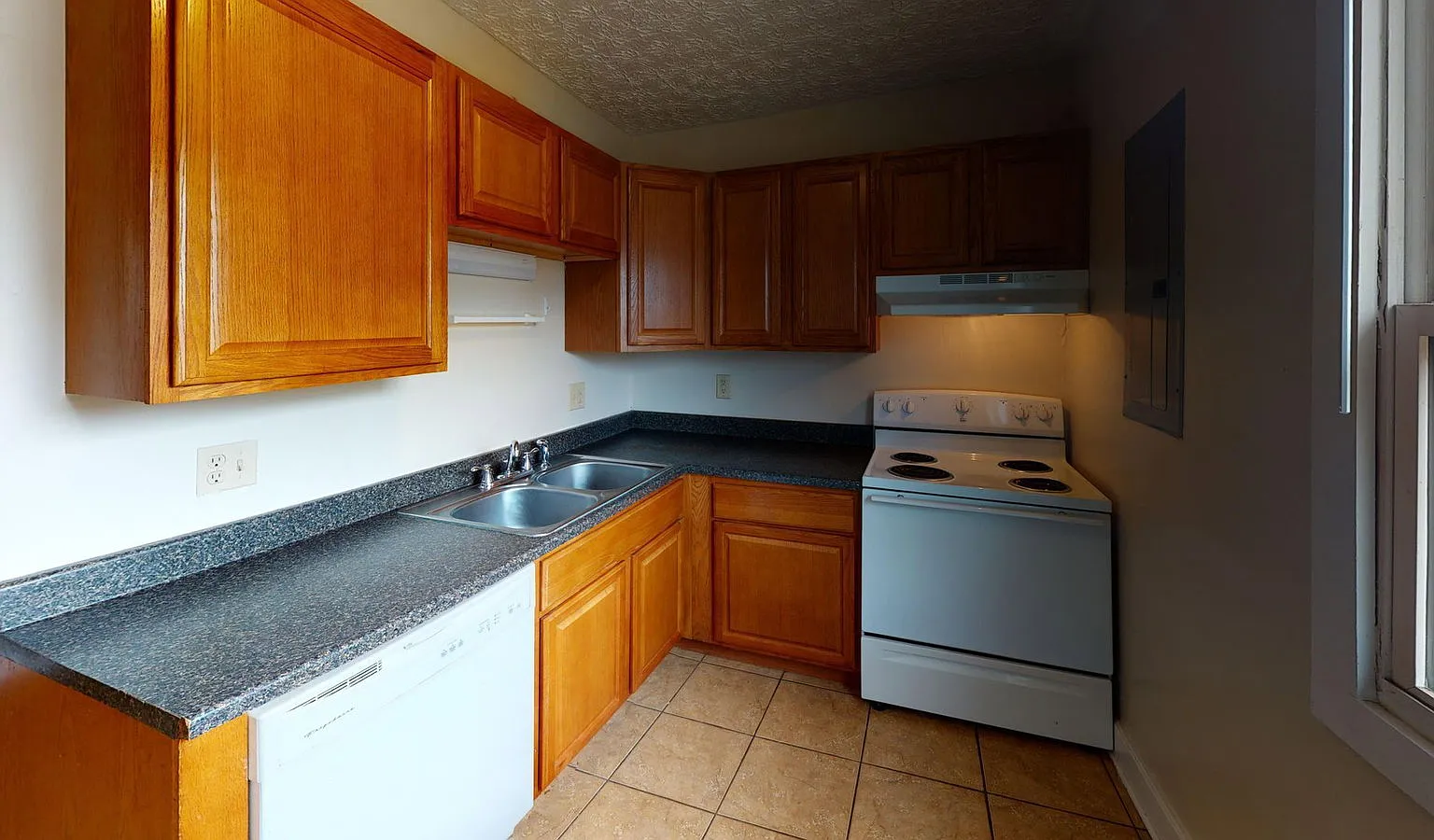 3 bed, 1.0 bath, $1,656 — Photo 4