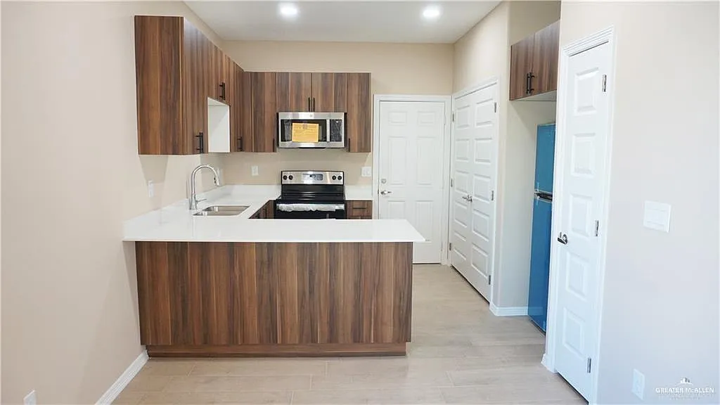 2 bed, 2.0 bath, 784 sqft, $1,000 — Photo 4