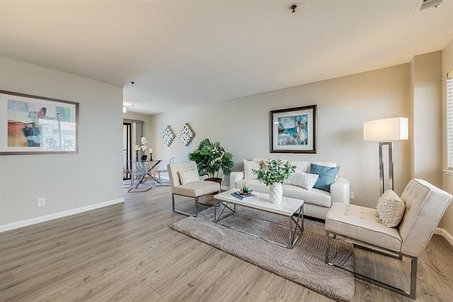 Livingroom-picture was taken when it was staged