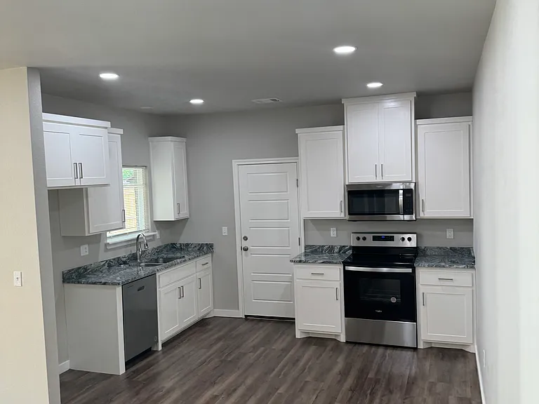 409 10th Ave — Photo 9