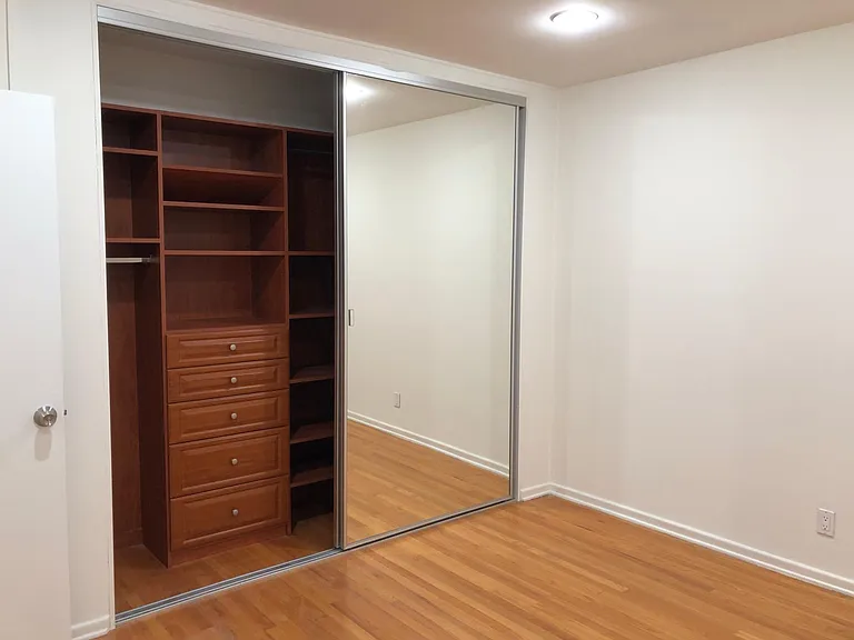 8333 1/4 Blackburn Ave — Photo 10