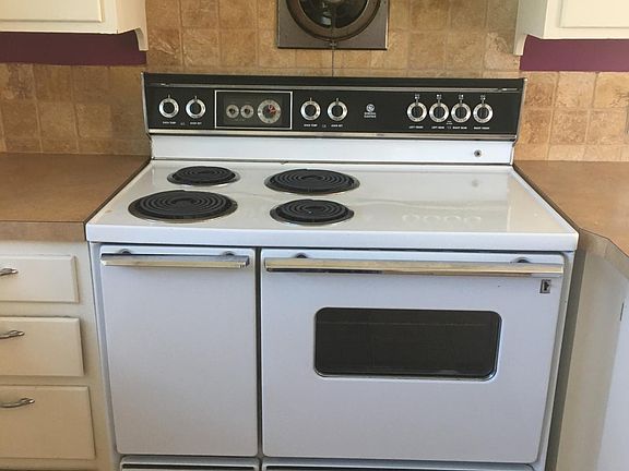 Awesome vintage stove! Both ovens work