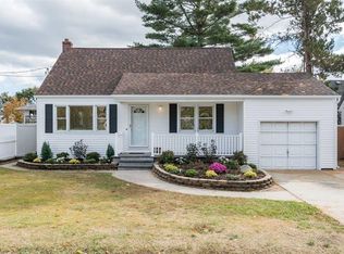 380 Sherbrooke Rd, Lindenhurst, NY 11757