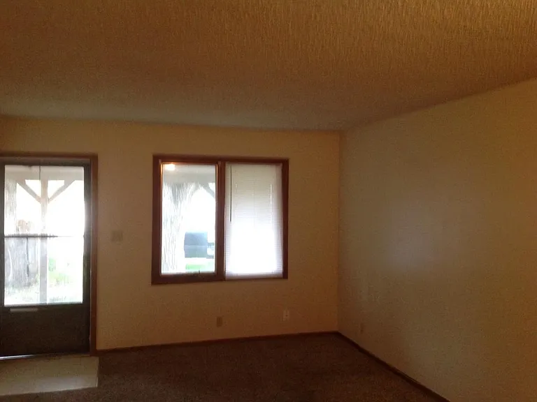 527 W 6th Ave #C — Photo 4