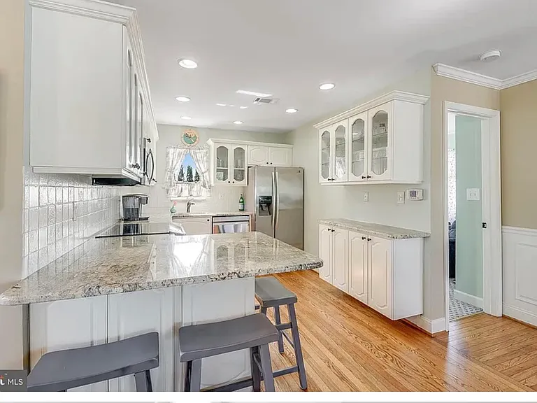 684 N Riverside Dr — Photo 12